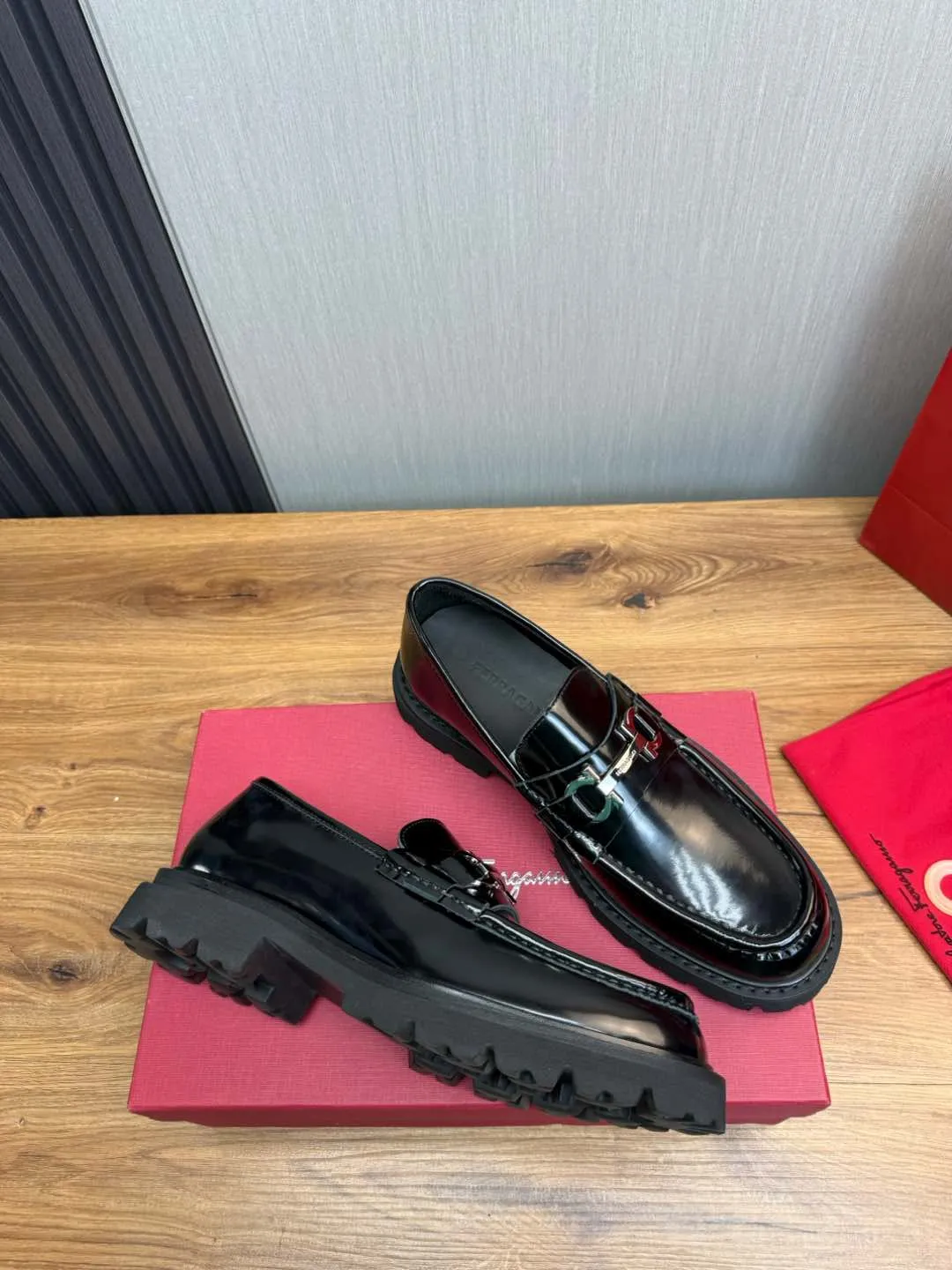 Men's shoes 💰880💰 Ferragamo. [Ferragamo] men's thick-soled loafers, the latest hot style, 1:1 original purchase quality, top quality, imported open-edge beaded cowhide leather on the upper, hand-made three-dimensional stitching highlights the round toe design, the inner foot pads are all imported cowhide, with original lightweight foam outsole, matching code 39-44, (38, 45 custom-made, non-refundable)